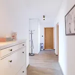 Serene Luxe Oasis Retreat On The Outskirts By Flat Mаnager * 플로브디프