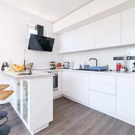 Serene Luxe Oasis Retreat On The Outskirts By Flat Mаnager Apartment