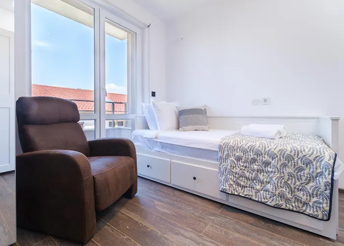 Serene Luxe Oasis Retreat On The Outskirts By Flat Mаnager